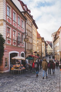 Bamberg / Almanya-2 / 1 / 19: Karolinenstrasse batıda Bamberg Eski Kasabası 'nda, antikacı Lorang solda. Bamberg, Yukarı Frankonya 'da, Regnitz nehrinde bir şehirdir.