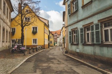 Bamberg / Almanya-2 / 1 / 19: Bamberg Eski Kasabası 'nda boş bir sokak. Bamberg, Yukarı Franconia 'da, Regnitz nehrinin kıyısında bir kasabadır.