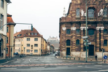 Wurzburg / Almanya-3 / 1 / 19: Wurzburg şehir merkezindeki boş sokaklar. Şehir zengin Barok ve Rococo mimarisi ile ünlüdür.