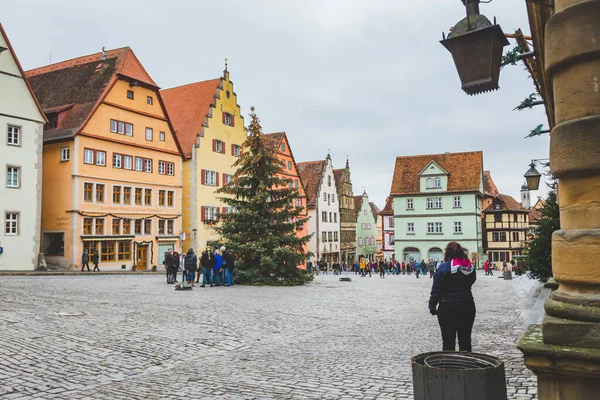 Rothenburg / Almanya-1 / 19: Rothenburg ob der Tauber 'de Marktplatz' da yürüyen turistler. Kasaba, dünyanın dört bir yanından gelen turistlerin uğrak yeri olan iyi korunmuş eski ortaçağ kasabasıyla iyi tanınıyor.