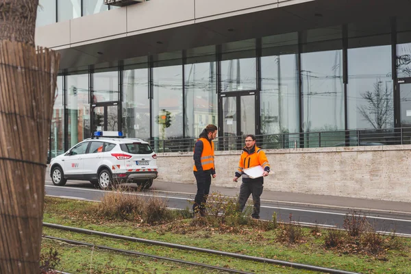 Wurzburg Niemcy Pracownicy Grupy Wvv Pomarańczowych Kamizelkach Stojący Pobliżu Tramwajów — Zdjęcie stockowe