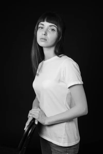 Studio Portrét Krásné Brunetky Bílém Prázdném Tričku Prostém Černém Pozadí — Stock fotografie