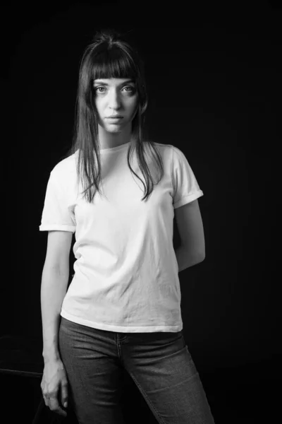 Studio Portrét Krásné Brunetky Bílém Prázdném Tričku Stojící Prostém Černém — Stock fotografie