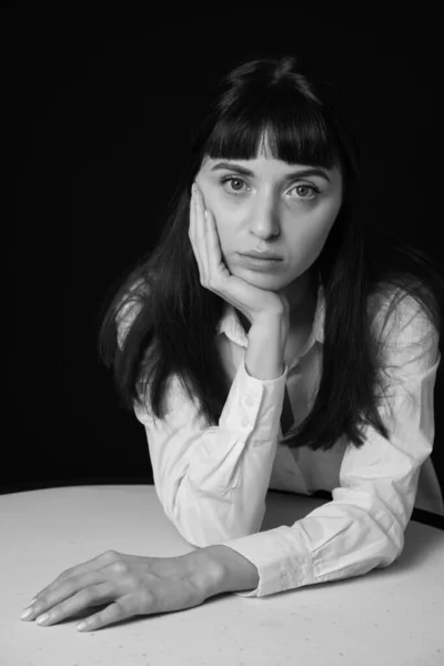 Studio Portrét Krásné Brunetky Bílé Košili Sedí Stolu Prostém Černém — Stock fotografie