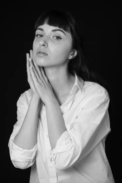 Studio Portrét Krásné Brunetky Bílé Košili Prostém Černém Pozadí Drží — Stock fotografie