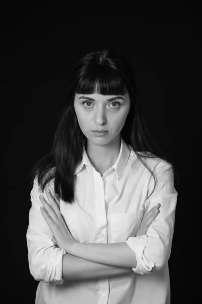 一个有着普通黑色背景的年轻女子的工作室肖像 — 图库照片