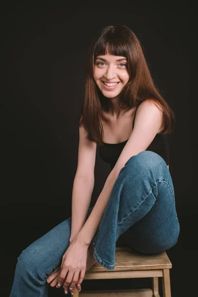 Retrato Estudio Una Guapa Morena Descalza Vestida Con Top Espagueti —  Fotos de Stock