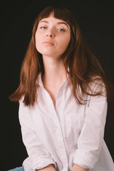 Studio Portrét Krásné Brunetky Bílé Košili Sedí Prostém Černém Pozadí — Stock fotografie