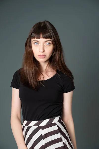 Retrato Estudio Una Guapa Morena Con Una Camiseta Negra Pie —  Fotos de Stock