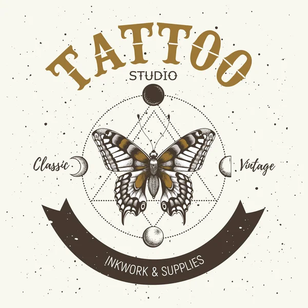 Dövme stüdyosu afiş. Klasik ve vintage dövme. Gerçekçi kelebek, üçgen ve yörüngedeki ay. Kutsal geometri — Stok Vektör