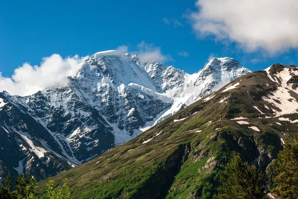 Όμορφο ορεινό τοπίο των βουνών του Καυκάσου. Θέα του παγετώνα με το όνομα Seven — Φωτογραφία Αρχείου
