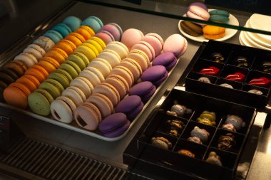 Tatlılar ve pasta ile vitrin kafenin yakın görünümü. Makarnalar ve el yapımı tatlılar