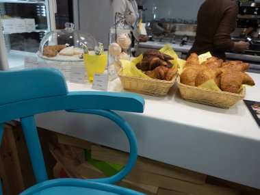 Taze kruvasan, beyaz marshmallow ve diğer tatlılar, hamur işleri ile Bar sayacı. Kafede kahvaltı