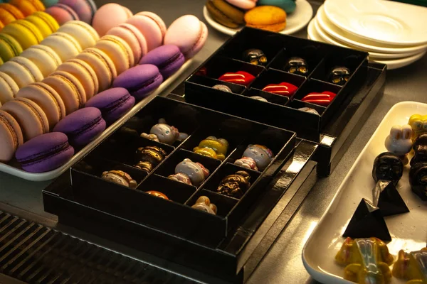 Visa upp med godis och kaka i caféet. Makaroner och handgjorda sötsaker — Stockfoto