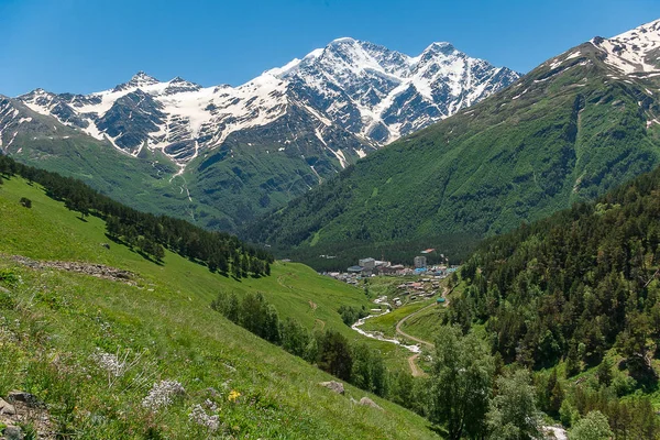 Bergweg naar het dorp Terskol in de Kaukasus. Weg naar Baksan Gorge — Stockfoto