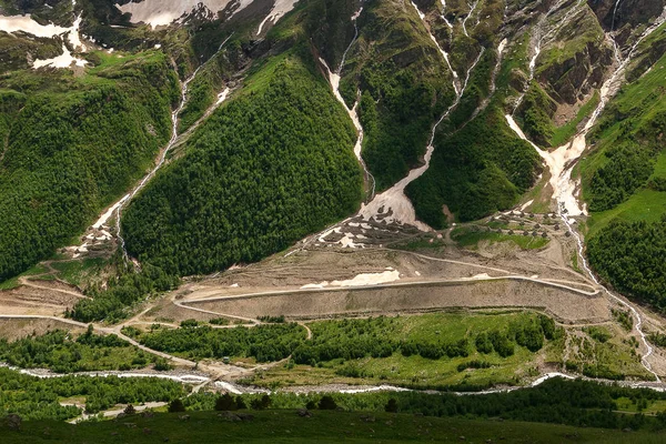 Baksan geçidinin manzarası. Hızlı dağ nehri Baksan geçitten akar. Kalın yeşil orman yamaçları. Kafkas Dağı — Stok fotoğraf