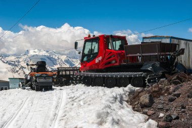 Beyaz kar üzerinde kırmızı kar kedisi ulaşım dağ barınak yakınındaki kayak pisti temizler. Kafkas Dağı