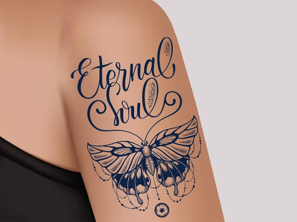 Tatuaje de mariposa en hombro femenino. Tatuaje de mariposa mística con letras Eternal Soul . — Vector de stock