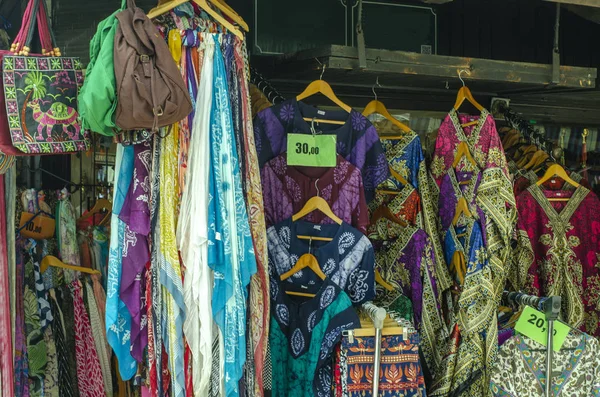 Ubrania i tkaniny w Sarajewie Bazaar — Zdjęcie stockowe