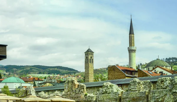 Klokkentoren en minaretten Sarajevo Panorama — Stockfoto
