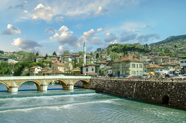 Stad en rivier landschap van de oude stad Sarajevo — Stockfoto