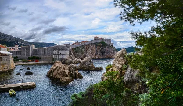 Muren en water rondom de oude binnenstad van Dubrovnik, Kroatië — Stockfoto