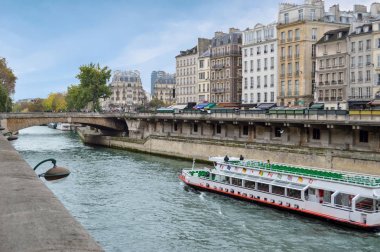 Seine Nehri Üzerinde Tur Teknesi Paris, Fransa