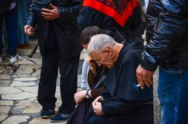 Priests outside the Church of the Holy Sepulchre — Stock Photo, Image