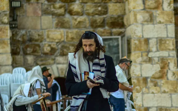 Ο Εβραίος περπατάει στη δυτική περιοχή του τοίχου — Φωτογραφία Αρχείου