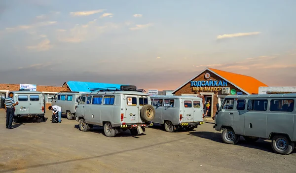 Caravana Gobi Comprando Suministros de Ciudad Pequeña — Foto de Stock