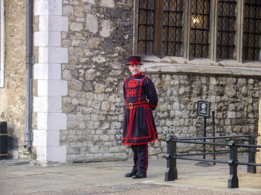Londra Kulesi'nde bir Beefeater Guard, İngiltere