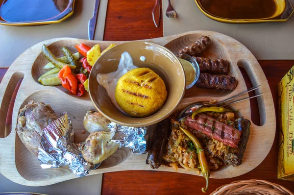 Prato tradicional de comida romena em Sighisoara — Fotografia de Stock