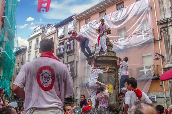 Man Diving Off Muscle Bar Fountain Pamplona, Espanha Fotos De Bancos De Imagens Sem Royalties