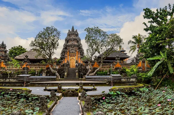 Stupas och parkera i Kuta Beach Bali — Stockfoto