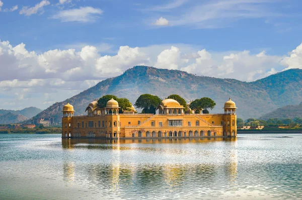 O palácio no lago em Jaipur Fotos De Bancos De Imagens