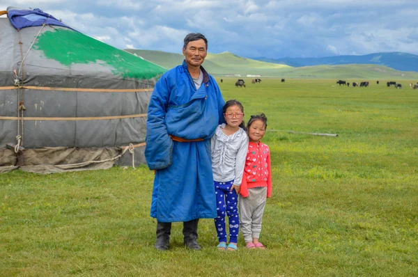 Mongol Nomad com sua família perto de sua Ger Fotos De Bancos De Imagens
