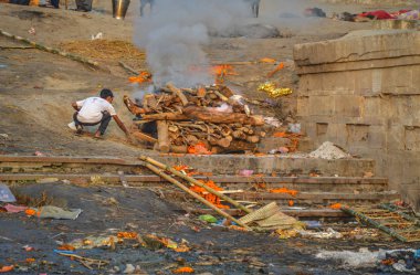 Ghats Yılında Man Aydınlatma Sabah Kremasyon Yangın
