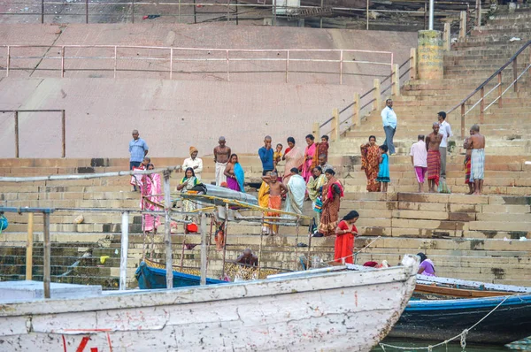 Gente reuniéndose por la mañana Ganges River Puja — Foto de Stock