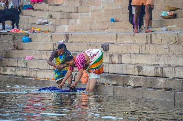 Mulheres lavando a lavanderia no rio Ganges — Fotografia de Stock