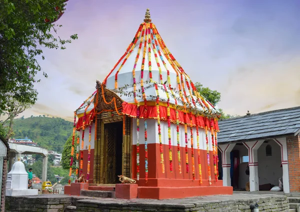 Dekorerad tempel byggnad på toppen av kullen i Nepal — Stockfoto