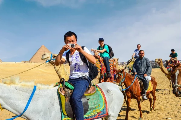 Piramitler Sırasında At Atımlı Turist Fotoğraf Çekiyor