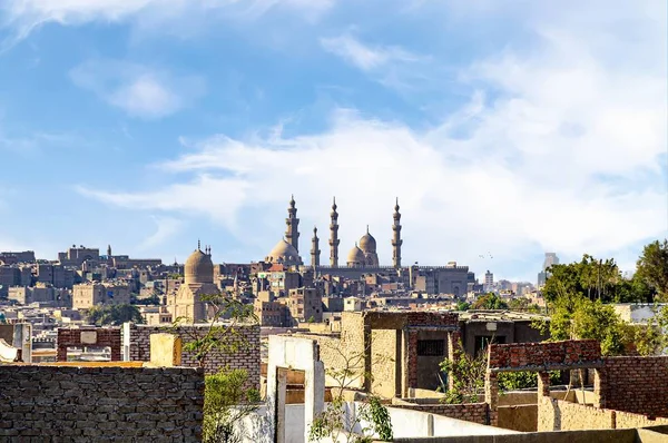 Prominente minaretten in Cityscape van Caïro, Egypte — Stockfoto