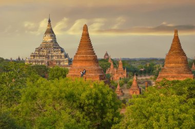 2 Turist Bagan Sunset Fotoğraflar için Pagoda Tırmanma