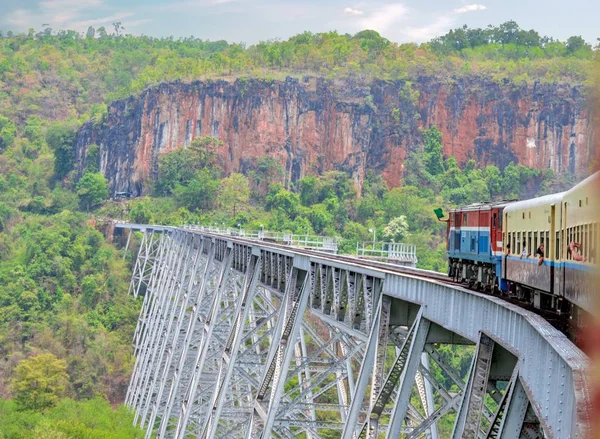 Myanmar'da En Eski Tren Trestle On Hsipaw Tren