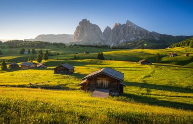Seiser Alm (Alpe di Siusi) ve Langkofel dağı gün doğumunda, İtalya