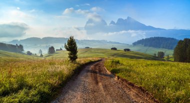 Seiser Alm (Alpe di Siusi) ve Langkofel dağı gün doğumunda, İtalya