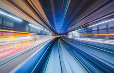 Tokyo, Japonya 'daki tünelin içinde hareket eden tren hareket bulanıklığı