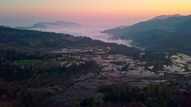 Sunrise, Yuanyang, Yunnan, Çin pirinç terasında bir dron üzerinden havadan görünümü