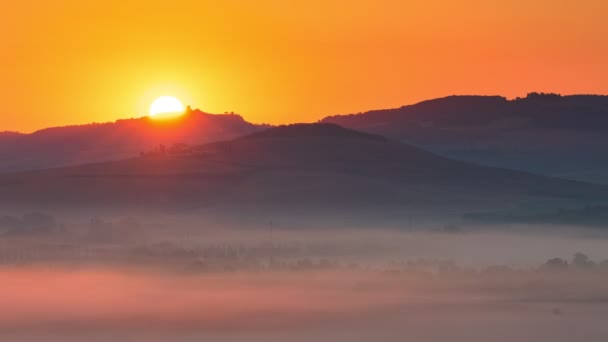 Pan Tilt Tidsfördröjning Soluppgången Dimmiga Morgon Toscana Italien — Stockvideo