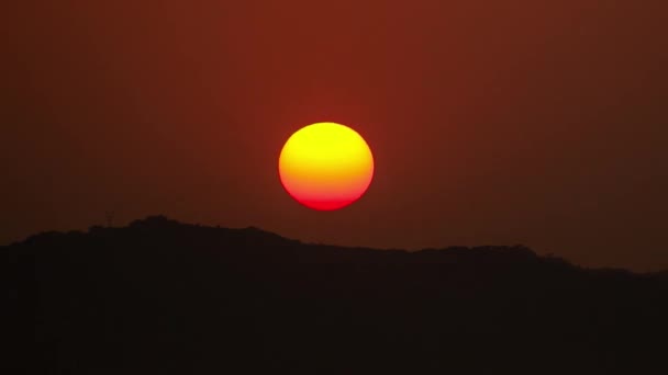 Timelapse du coucher du soleil sur la montagne 